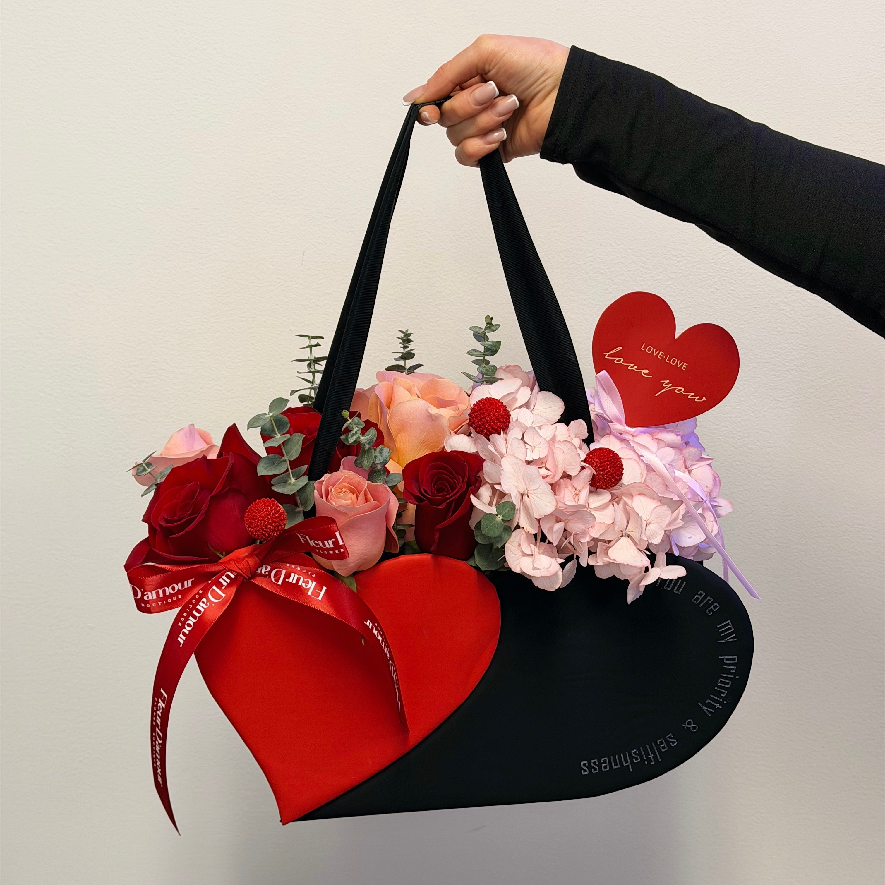 5 Unique Ways to Present Flowers Beyond the Traditional Wrap